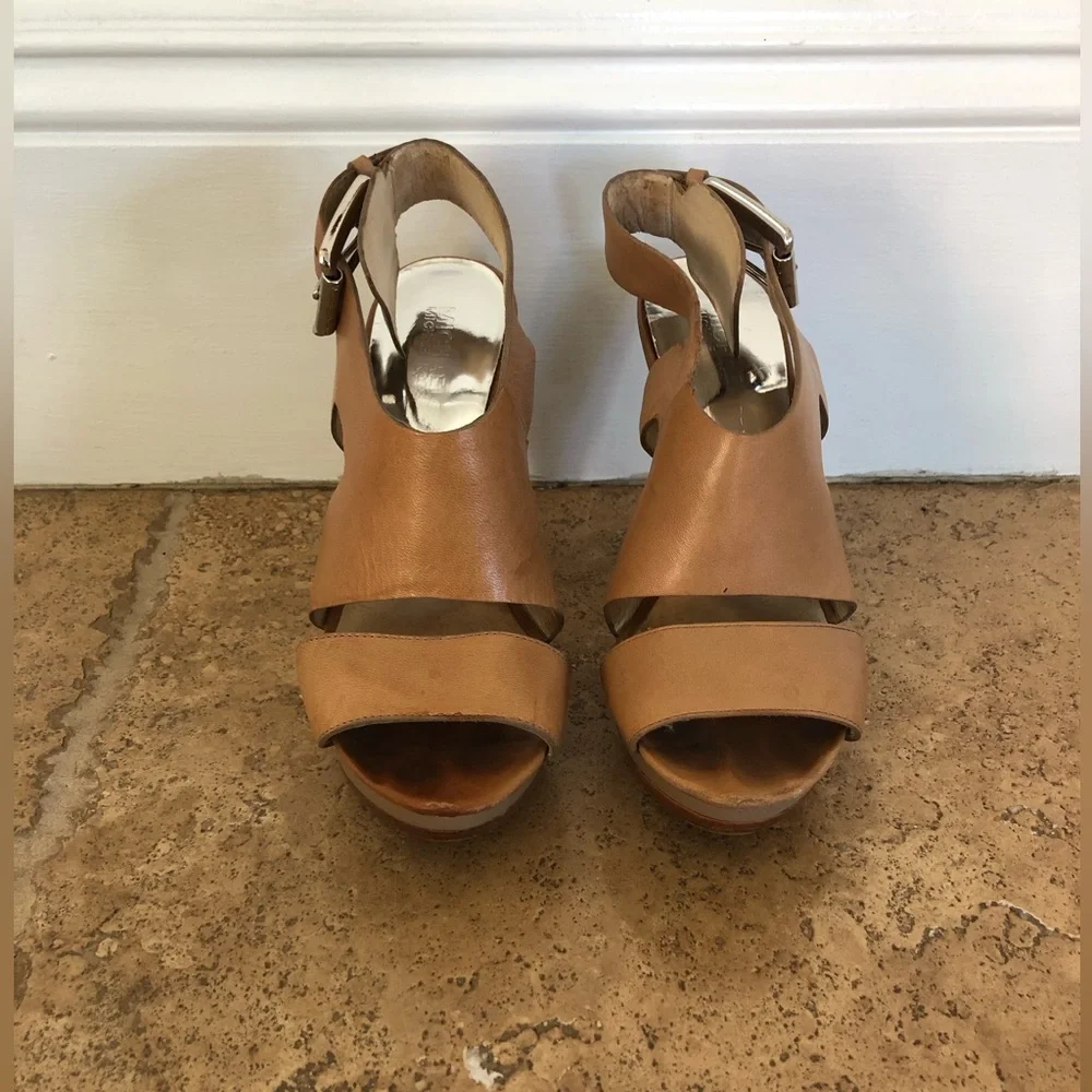 MICHAEL KORS - Y2K CARLA LEATHER BUCKLE PLATFORM HEELS SANDALS + WOMENS/TAN 7